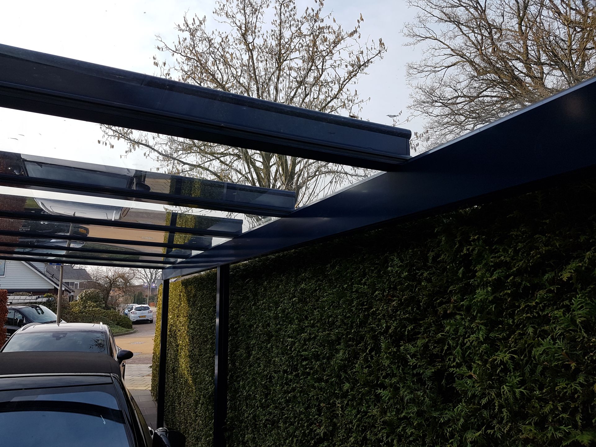 Overkapping Weinor Terrazza als Carport te Delden