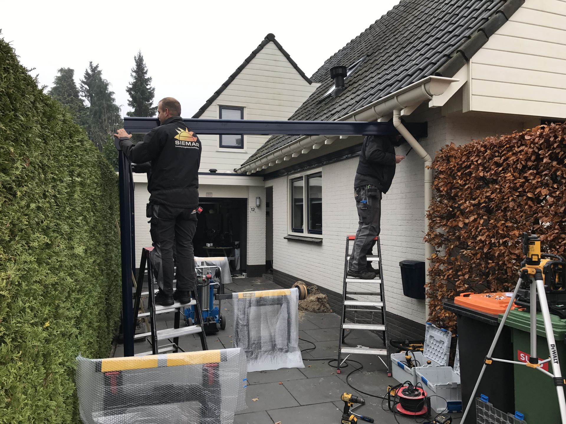 Overkapping Weinor Terrazza als Carport te Delden